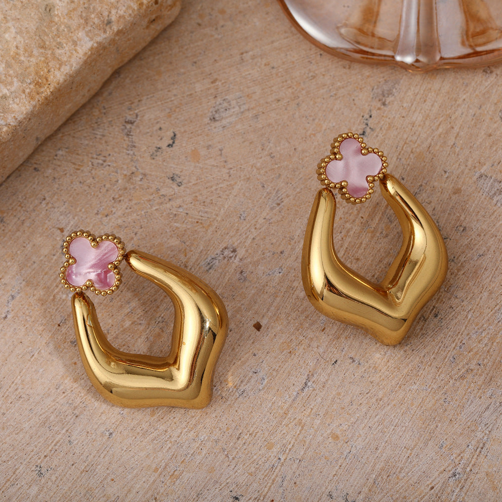 Boucles d'oreilles à tige en acier titane avec trèfle à quatre feuilles personnalisé