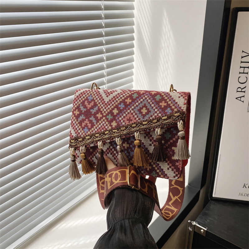 Bolso bandolera bohemio vintage con flecos y correa ancha