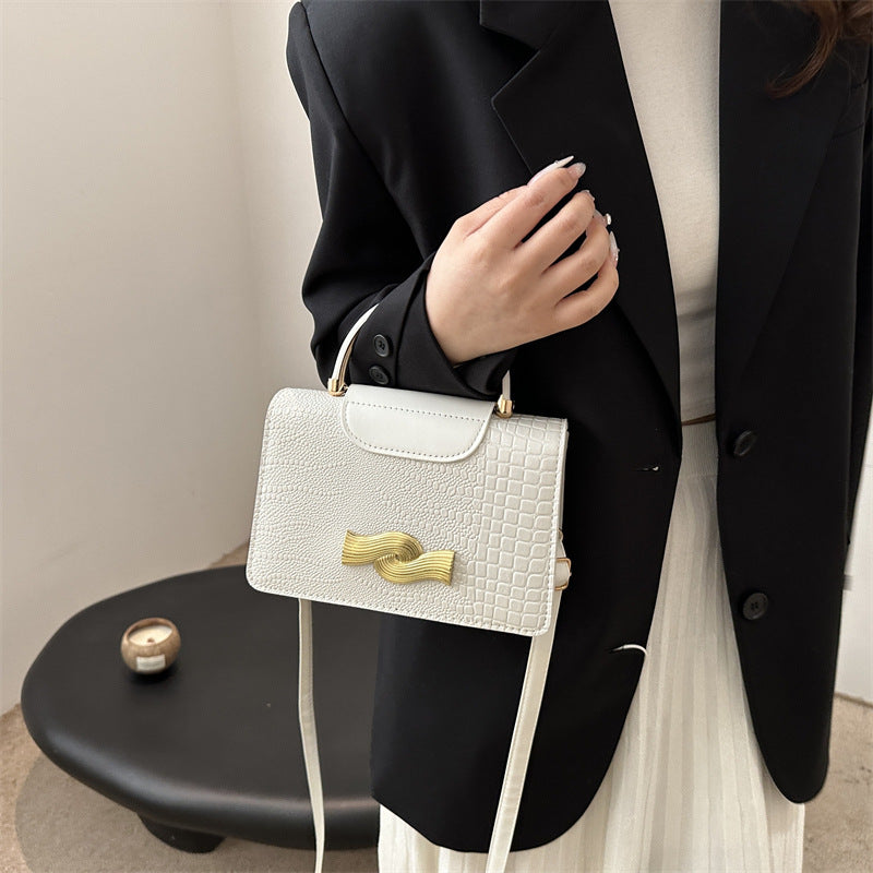 Bolso de piel de cocodrilo con hebilla de metal en color liso para mujer