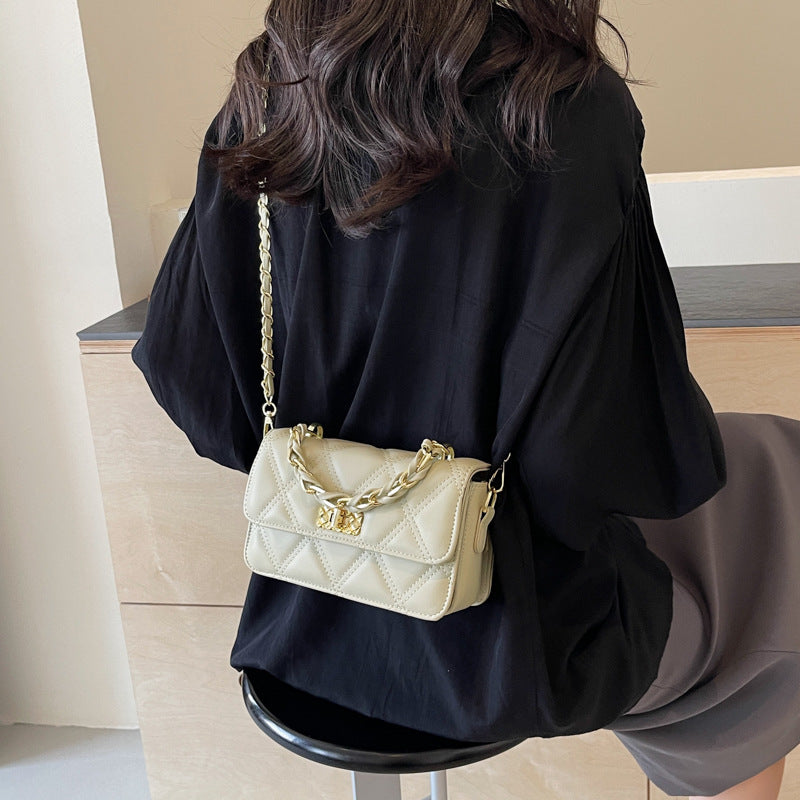 Bolso de hombro cuadrado con cadena de celosía de diamantes, estilo urbano, material de PU