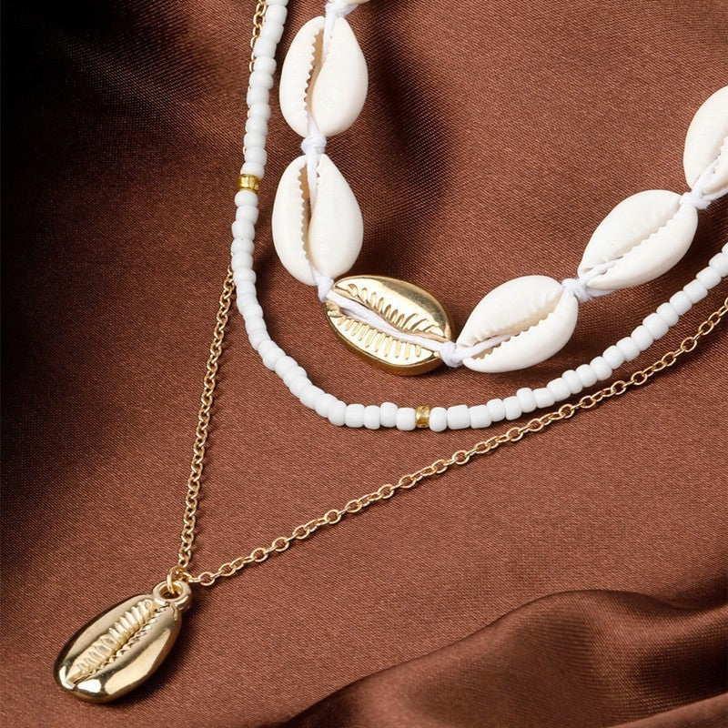 Collar bohemio multicapa con mini cuentas y conchas