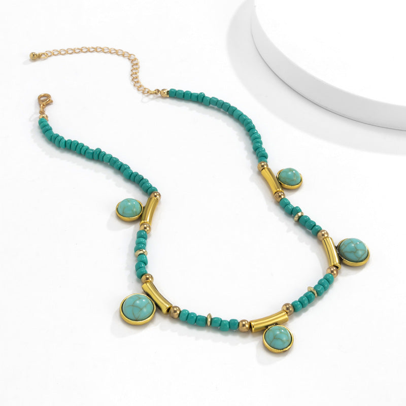 Collar bohemio con borlas de turquesa y cuentas doradas