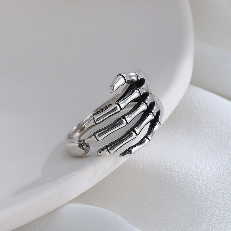 Anillo ajustable de latón plateado con diseño de esqueleto punk de Halloween.