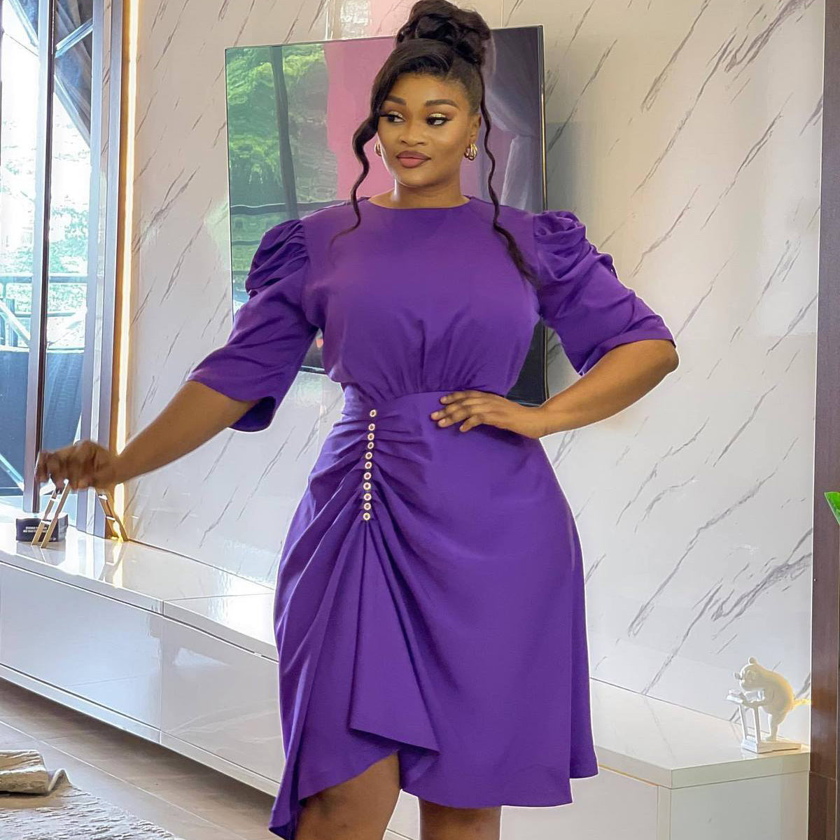 Robe plissée élégante à manches courtes et couleur unie