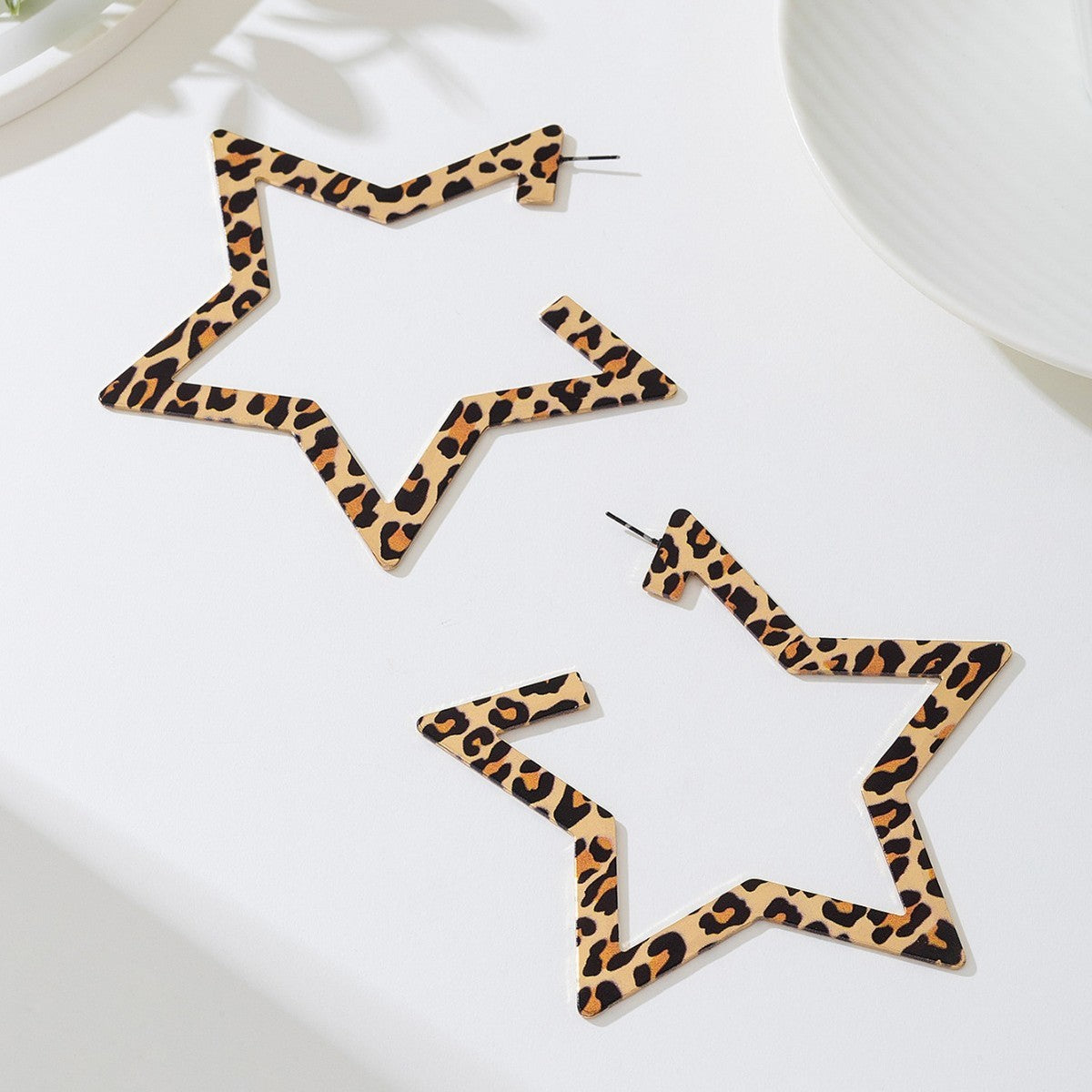 Boucles d'oreilles léopard exagérées creuses en forme d'étoile à cinq branches, style alliage