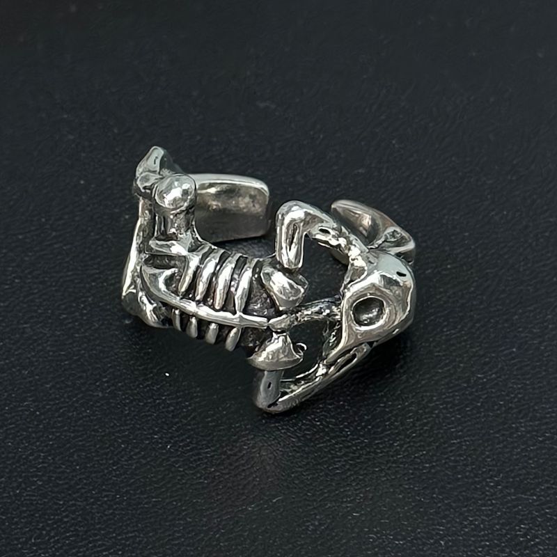 Anillo de calavera rockera retro de Halloween para mujer