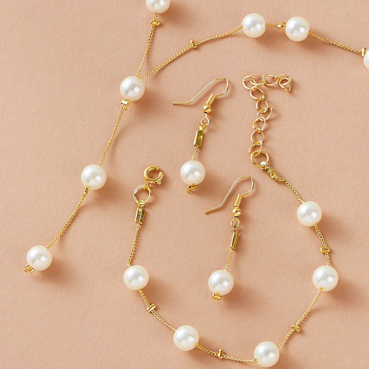 Ensemble de trois bijoux simples et élégants en perles