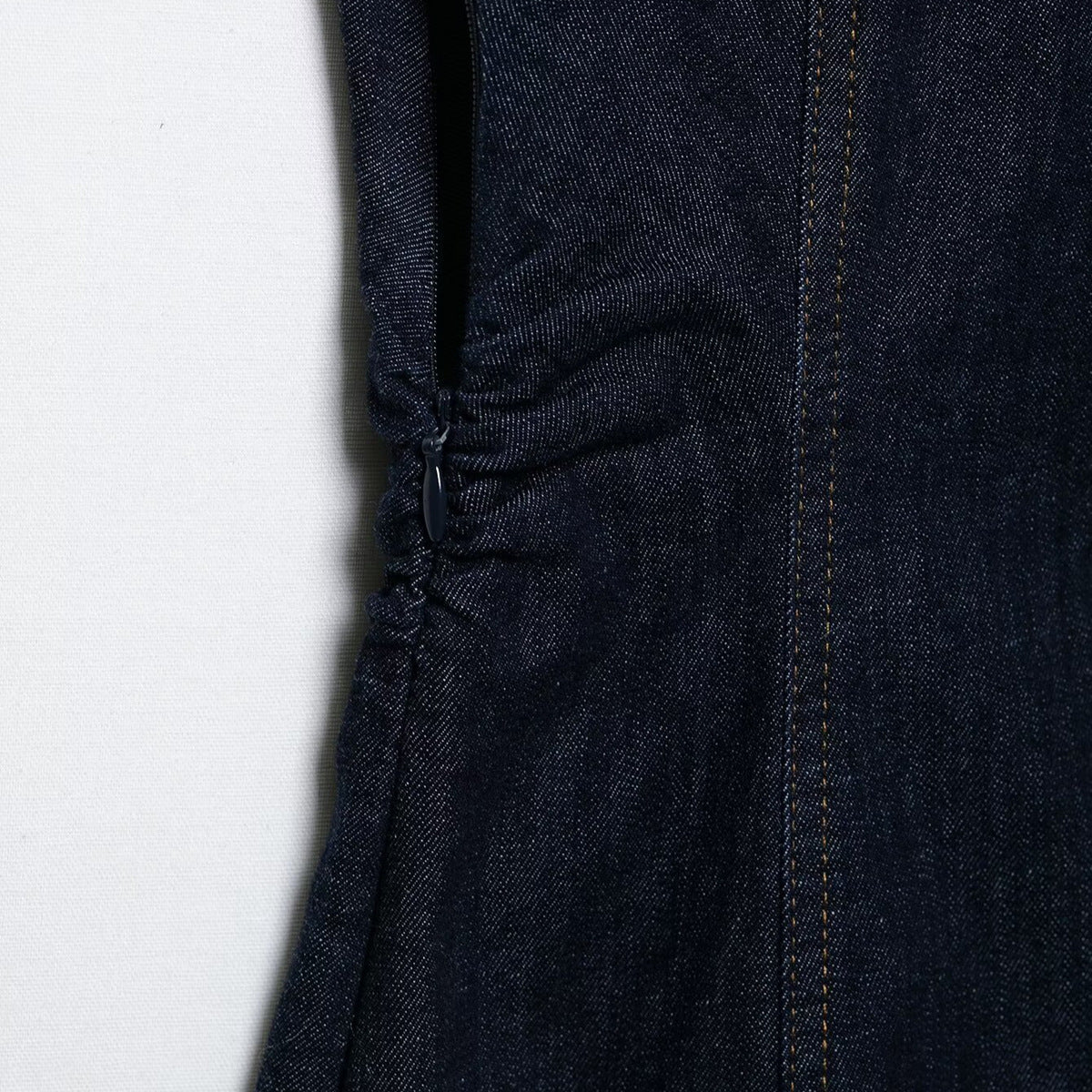 Vestido mini plisado de mezclilla sin mangas para mujer