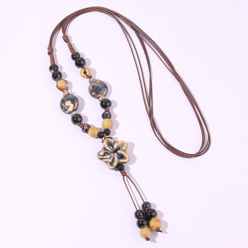 Collar con borlas y cuentas de cerámica bohemia hecho a mano