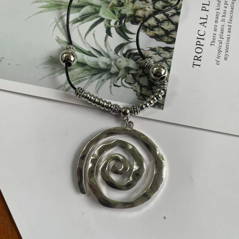 Collar con colgante de vórtice de cuentas vintage bohemias