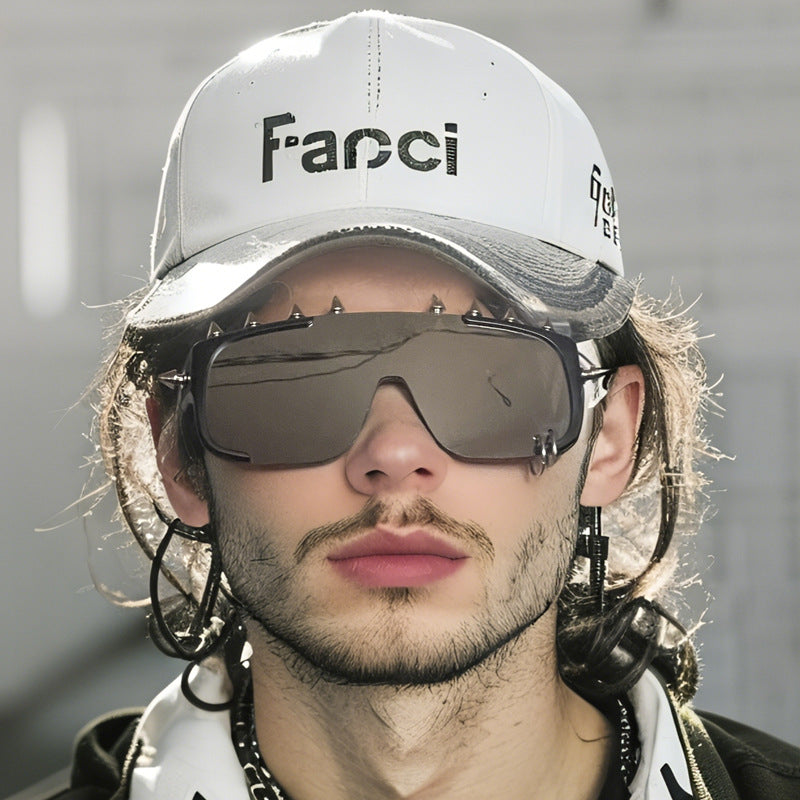 Gafas de sol de moda punk con remaches de montura grande y marco de PC
