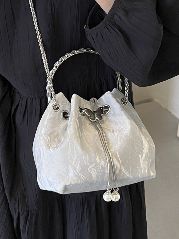 Bolso de mano elegante con cadena de mariposa plisada de color sólido para mujer