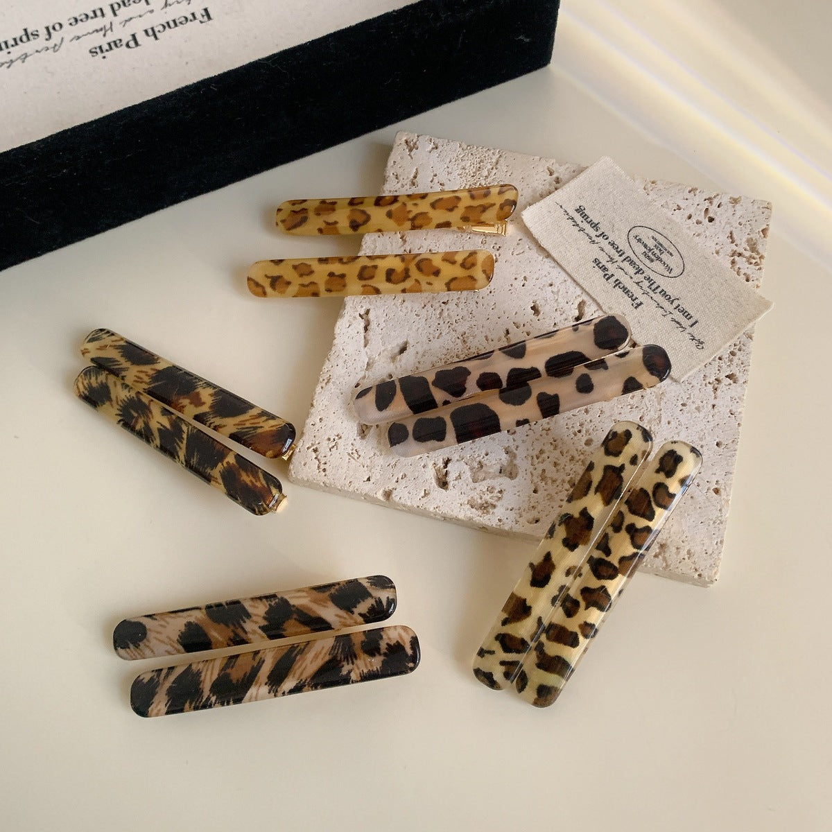 Horquilla de tira larga de leopardo acrílico para mujer: un accesorio elegante y con estilo.