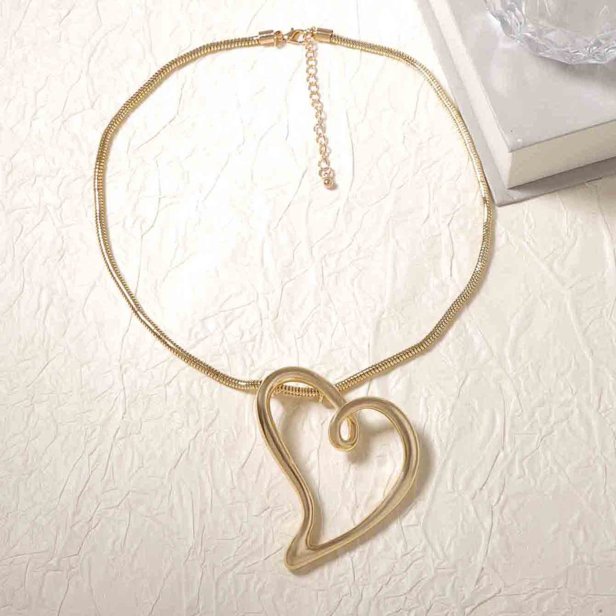 Collar con colgante de amor hueco de aleación de cuerda simple a la moda para mujer