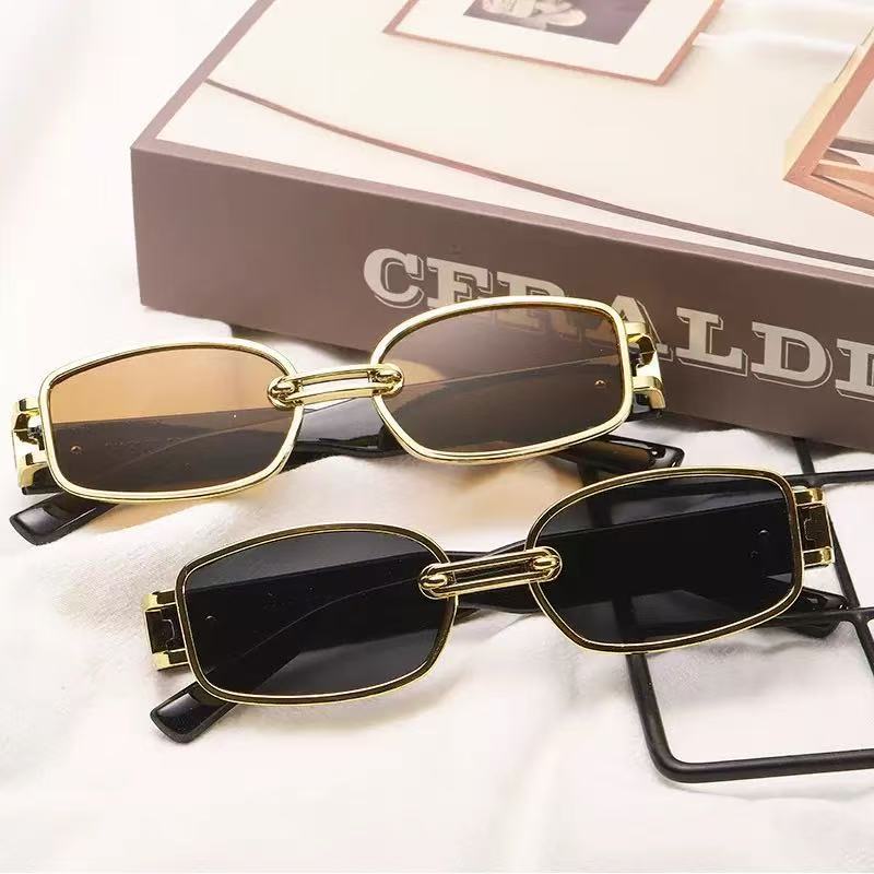 Lunettes de soleil carrées décontractées à la mode pour femmes avec accents dorés