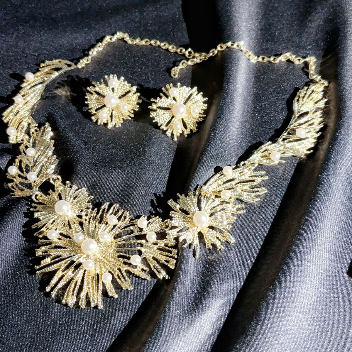 Women Fashion Geometric Alloy Pearl Necklace Earrings Set