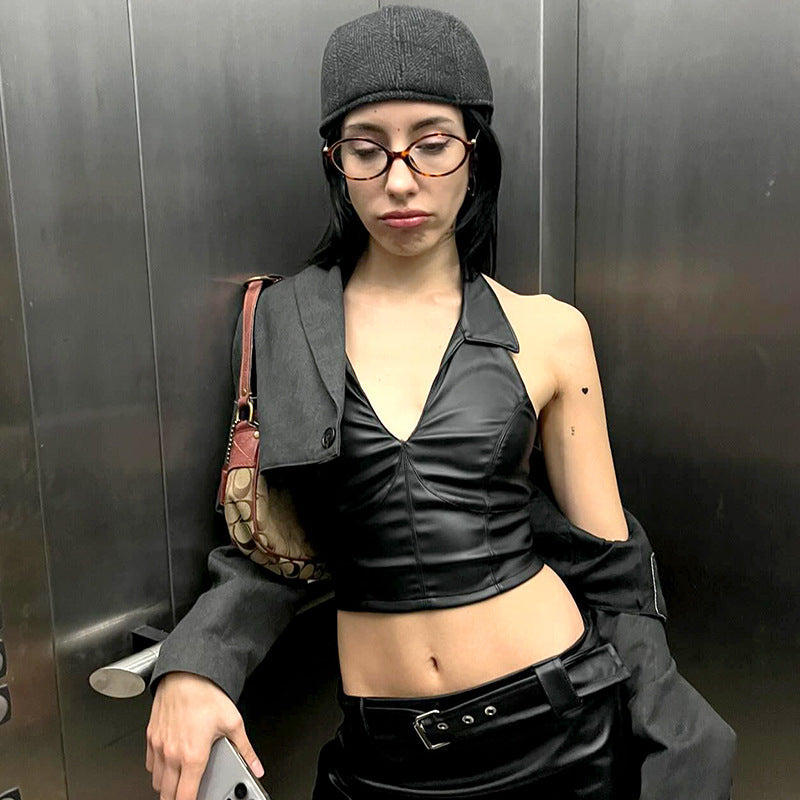 Haut court moulant en cuir à dos nu et col en V pour femme