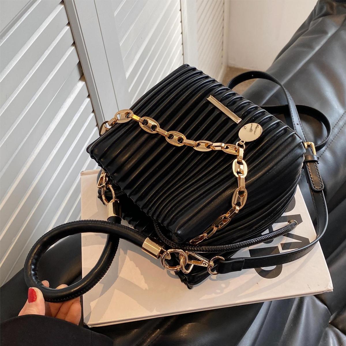 Sac à main seau plissé décontracté de couleur unie pour femme avec chaîne en métal