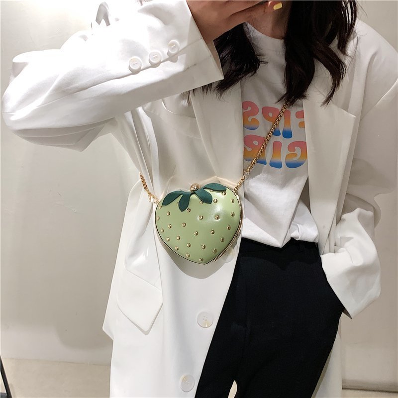 Bolso bandolera moderno de PU con cadena y corazón de fresa
