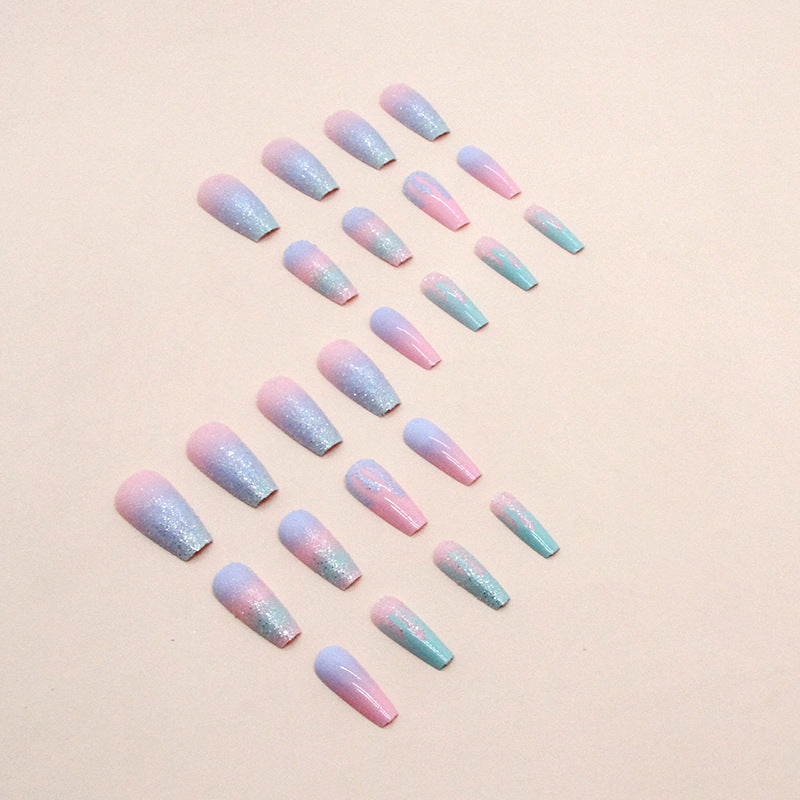 Uñas postizas con purpurina y diseño de macarrón con degradado de color para chica dulce y deslumbrante.