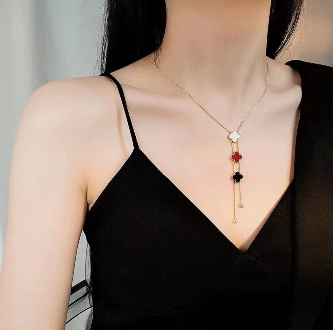 Collar con colgante de borla de trébol de cuatro hojas de acero inoxidable para mujer