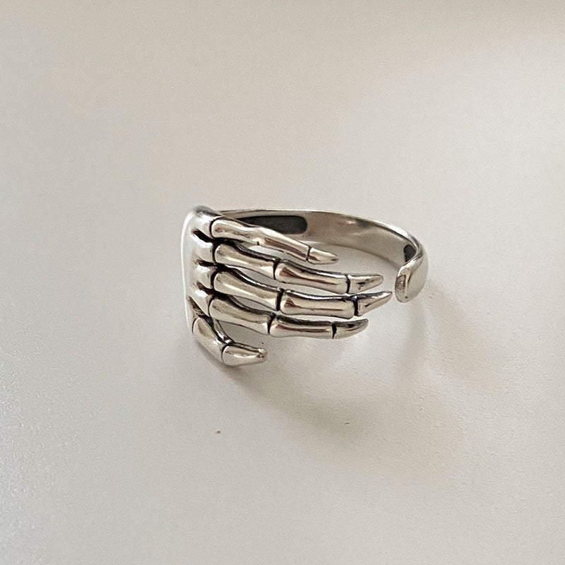 Anillo ajustable de latón plateado con diseño de esqueleto punk de Halloween.