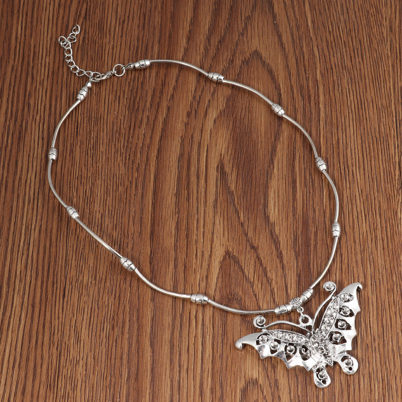 Collar bohemio de mariposa hueca para mujer