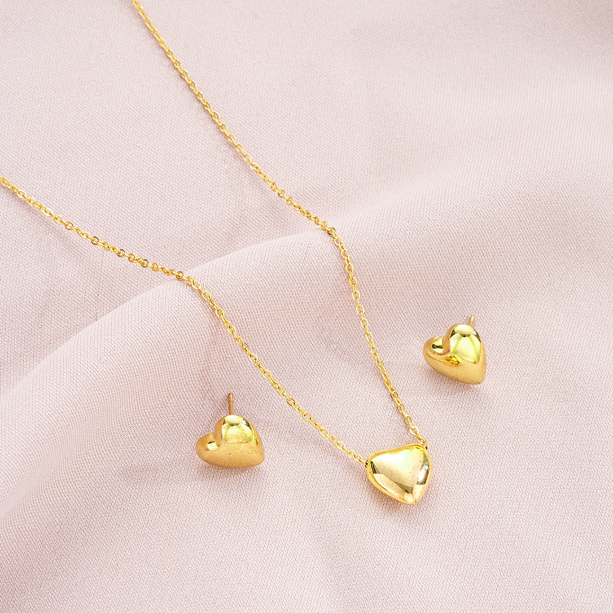 Conjunto de collar y pendientes con forma de corazón de oro, elegante y sencillo.
