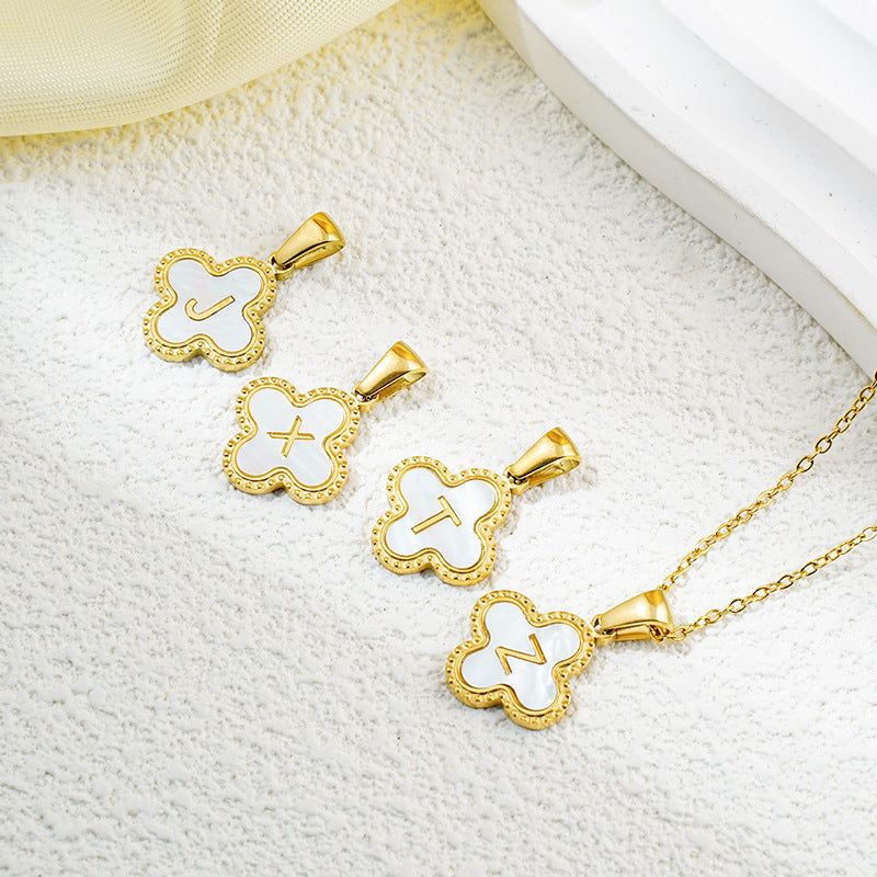 Collar de fritillaria blanca y negra con 26 letras de trébol de moda