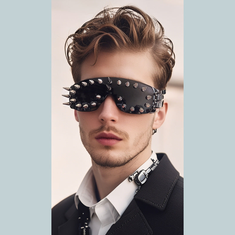 Gafas de sol unisex con montura grande y remaches modernos y estilo punk.