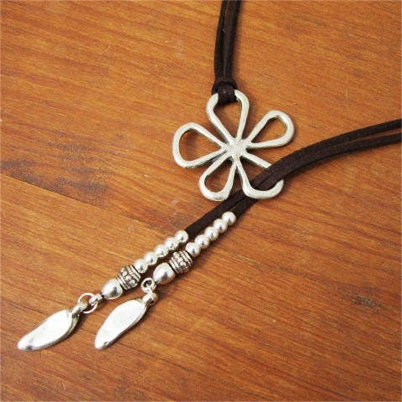 Collar de cuerda de cuero verde con diseño floral bohemio