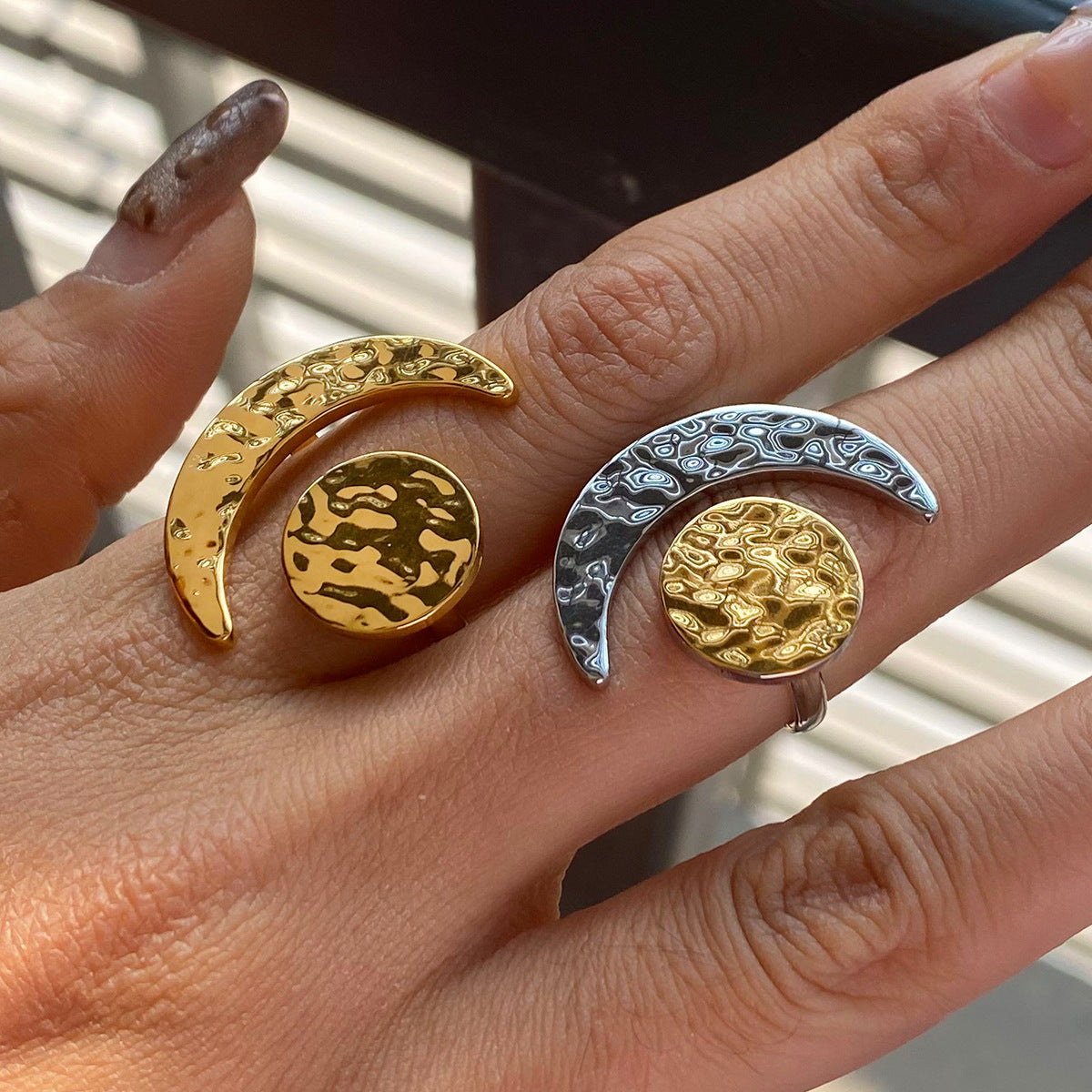 Bague ajustable créative en or 18 carats avec motif lune et soleil martelé pour femme