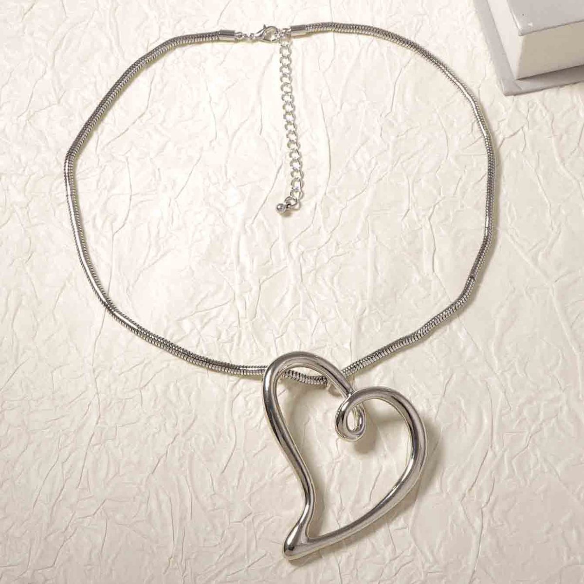 Collar con colgante de amor hueco de aleación de cuerda simple a la moda para mujer