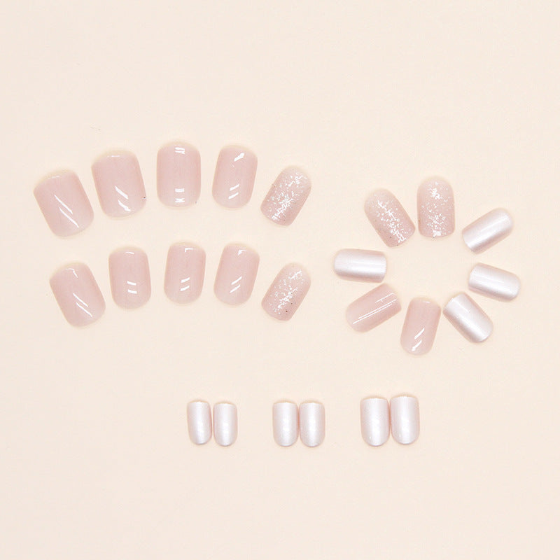Nail Art nacré pailleté rose court et tendre pour fille