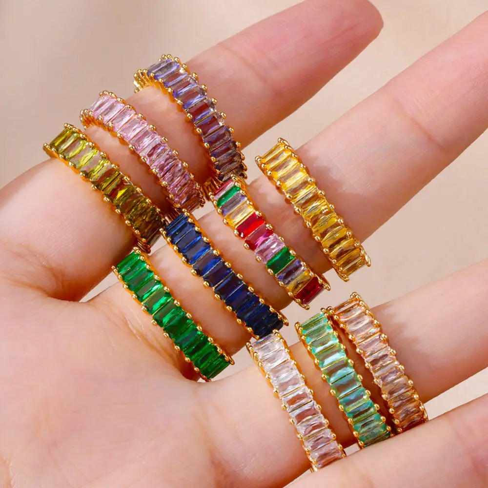 Elegante anillo de circonitas en oro de 18 quilates para mujer