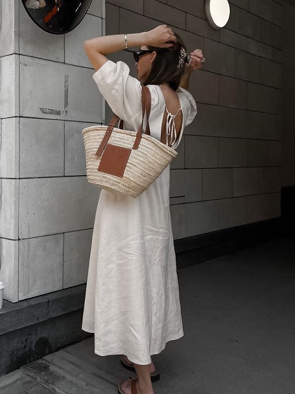Elegante vestido de lino y algodón con escote en V en color liso