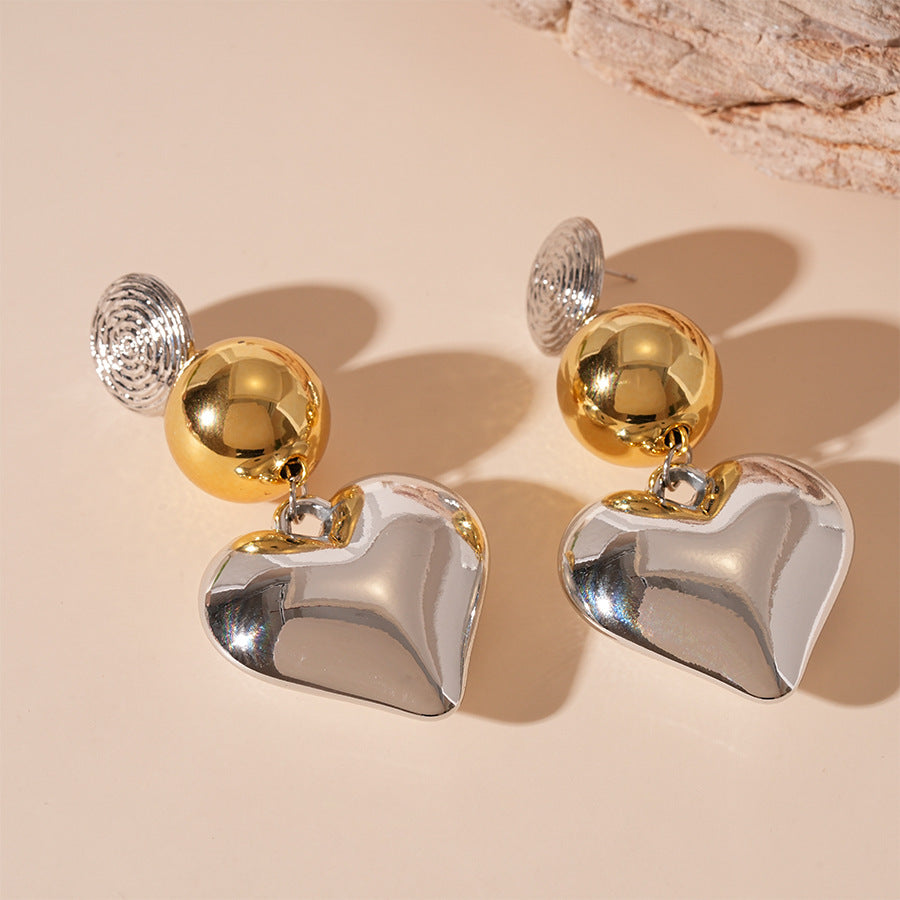 Pendientes de corazón distintivos con contraste exagerado
