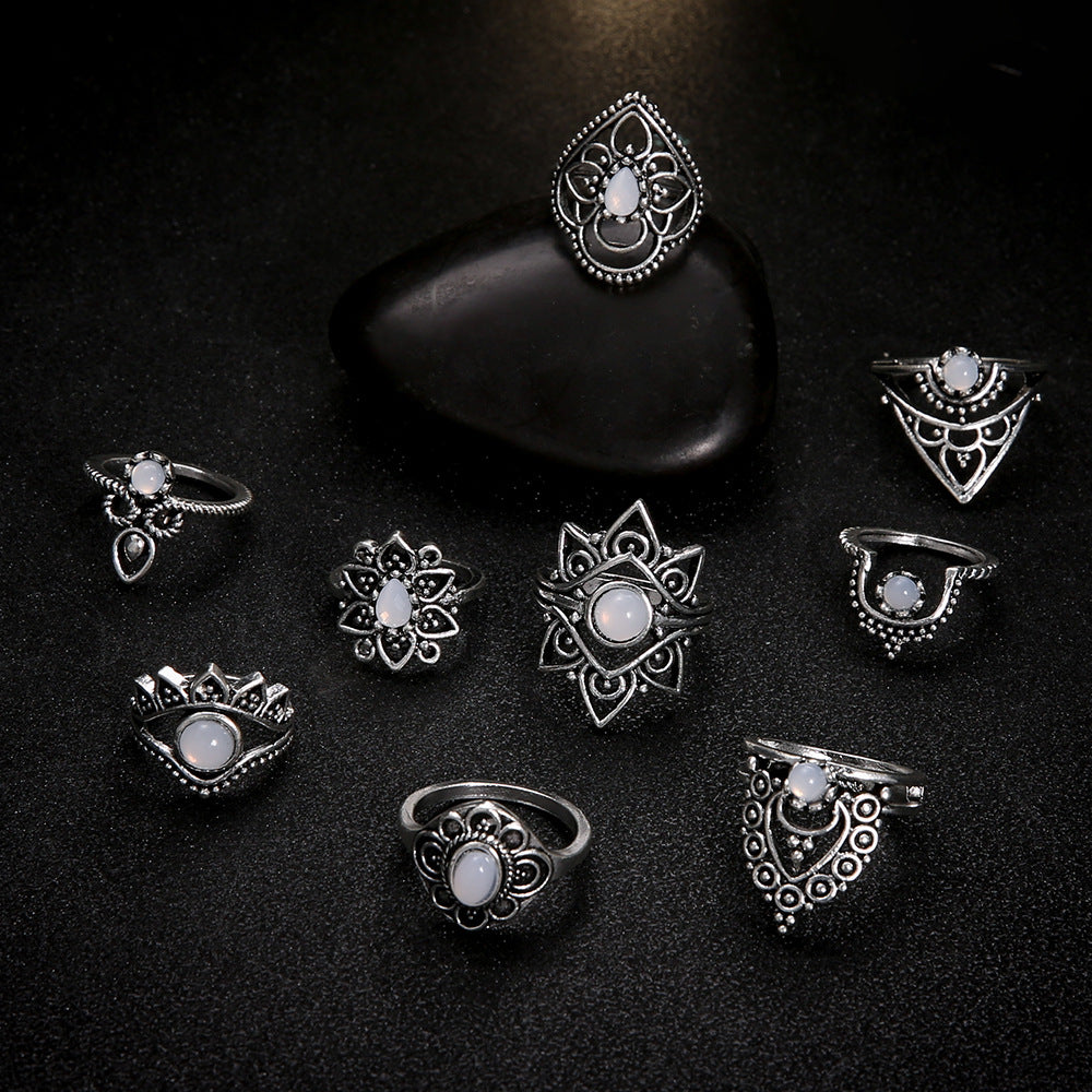 Anillo retro con gema y corona grabada exagerada para mujer