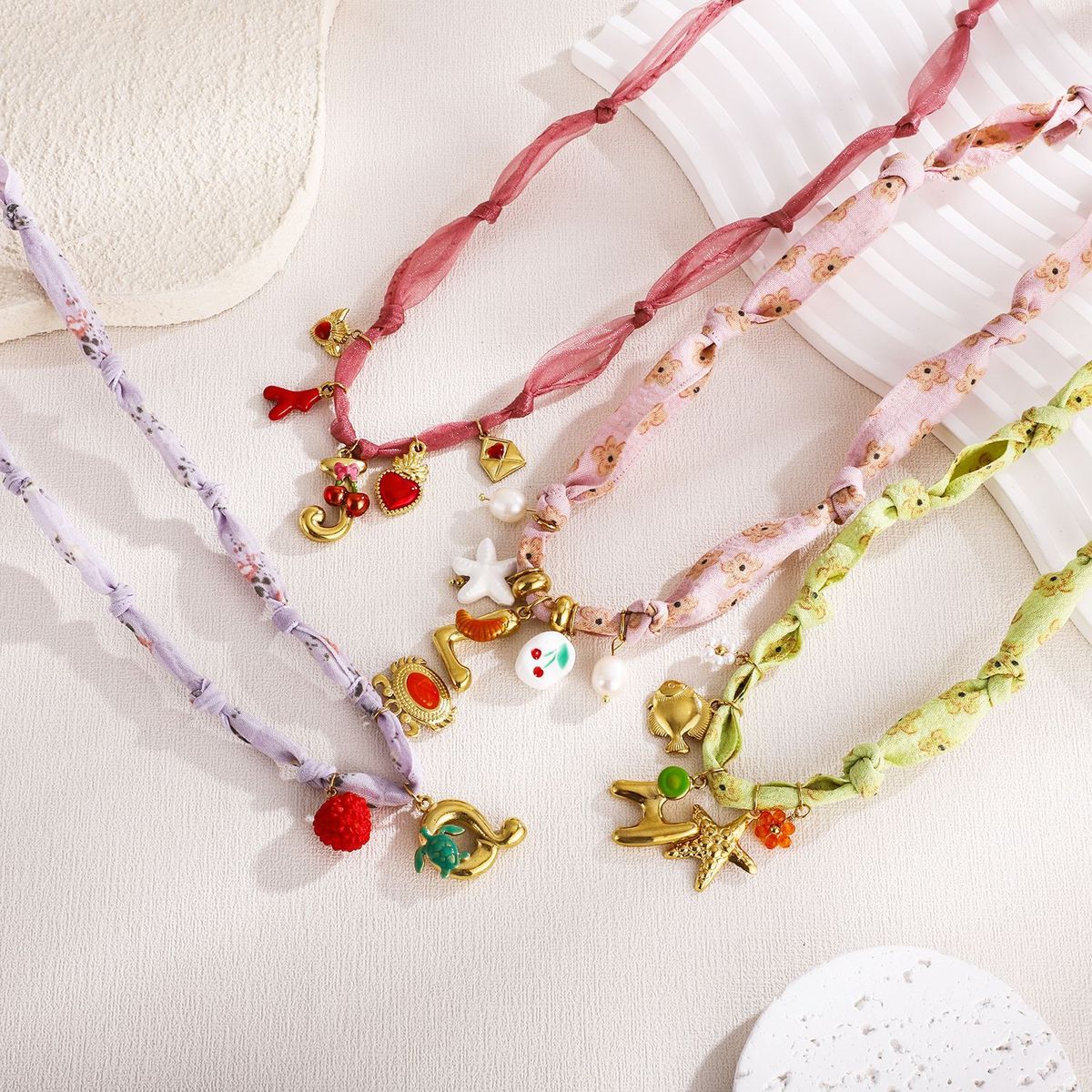 Collares de seda con colgante de letras inglesas y aceite de gota hechos a mano para mujer