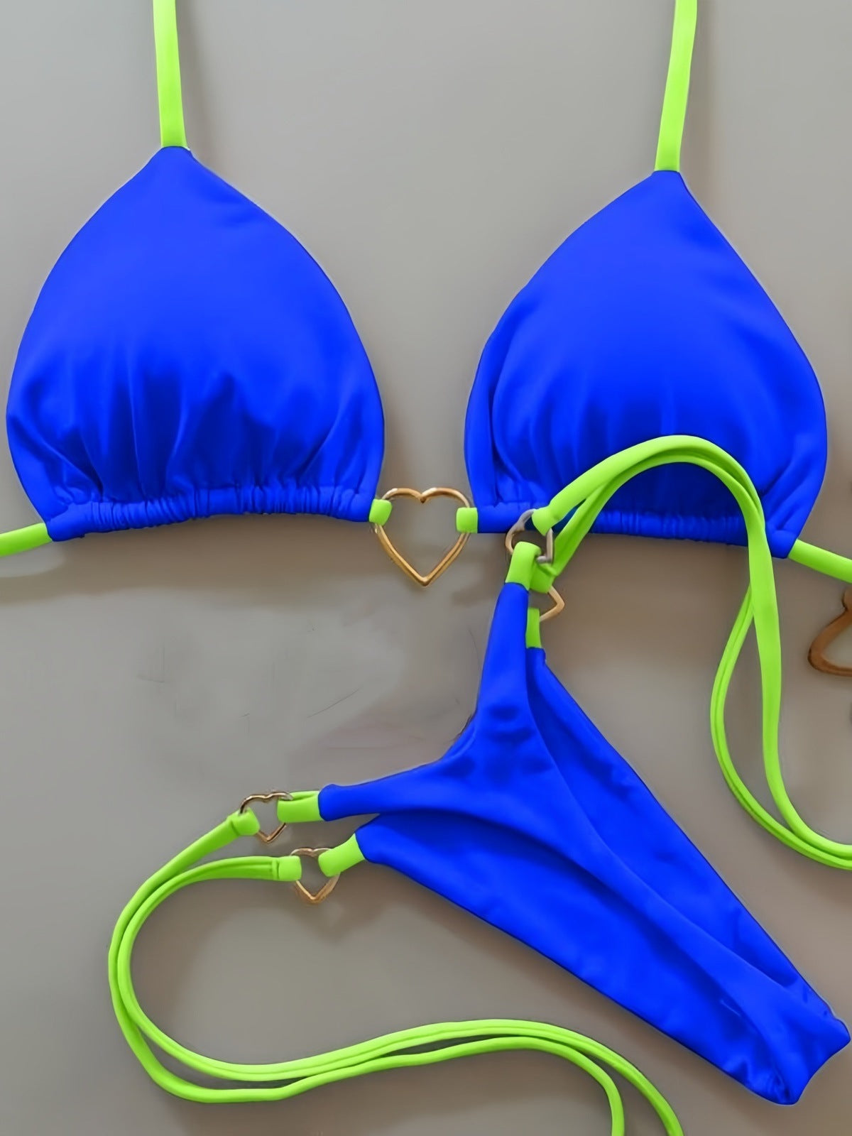 Bikini sexy de color sólido con cuello halter y hebilla de amor para mujer
