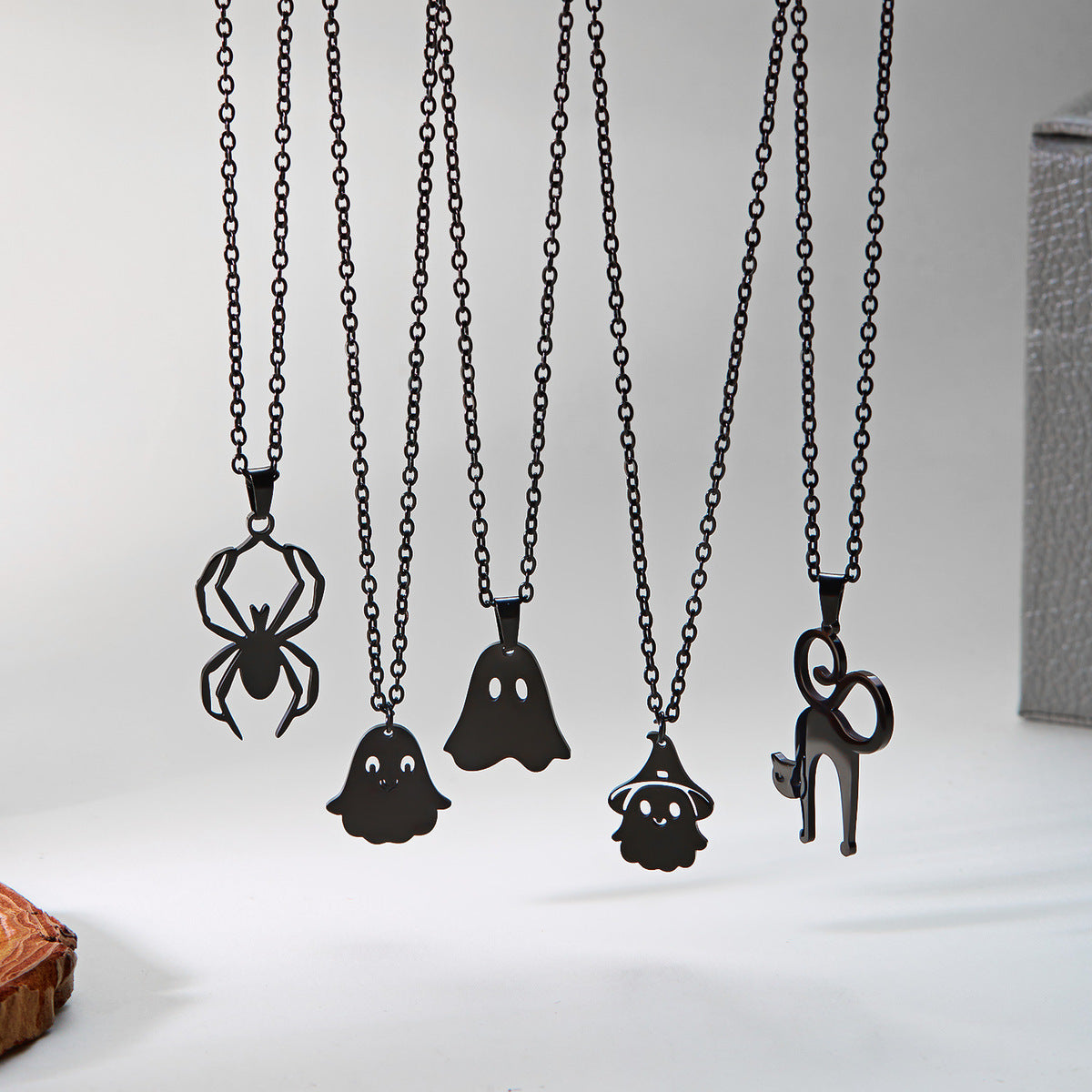 Collar con cara de calabaza de acero de titanio con elementos de Halloween