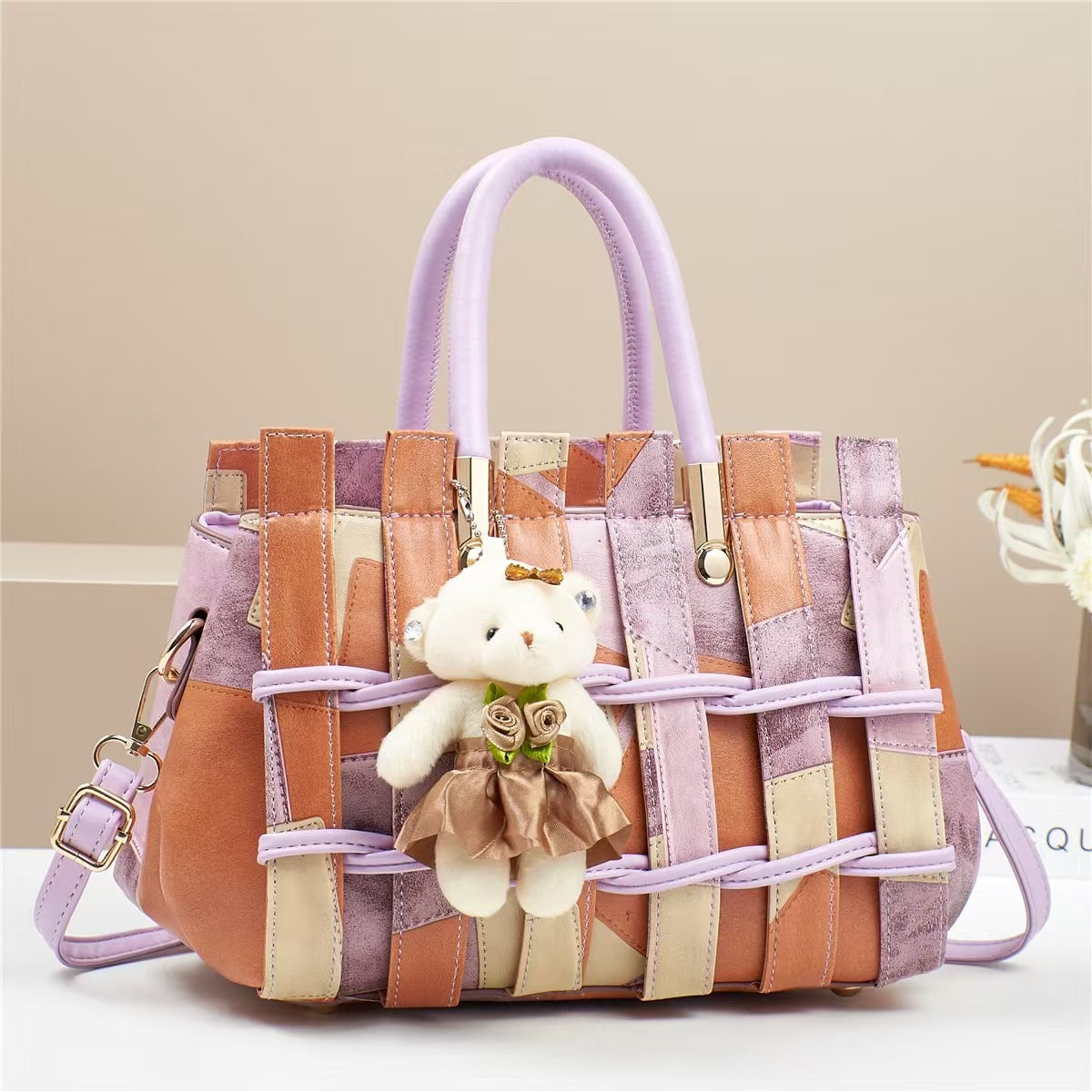 Bolso de mano retro tejido en contraste de color con colgante de oso para mujer