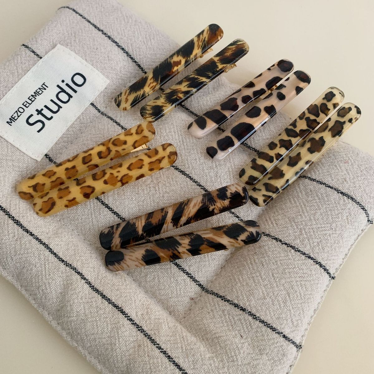 Horquilla de tira larga de leopardo acrílico para mujer: un accesorio elegante y con estilo.