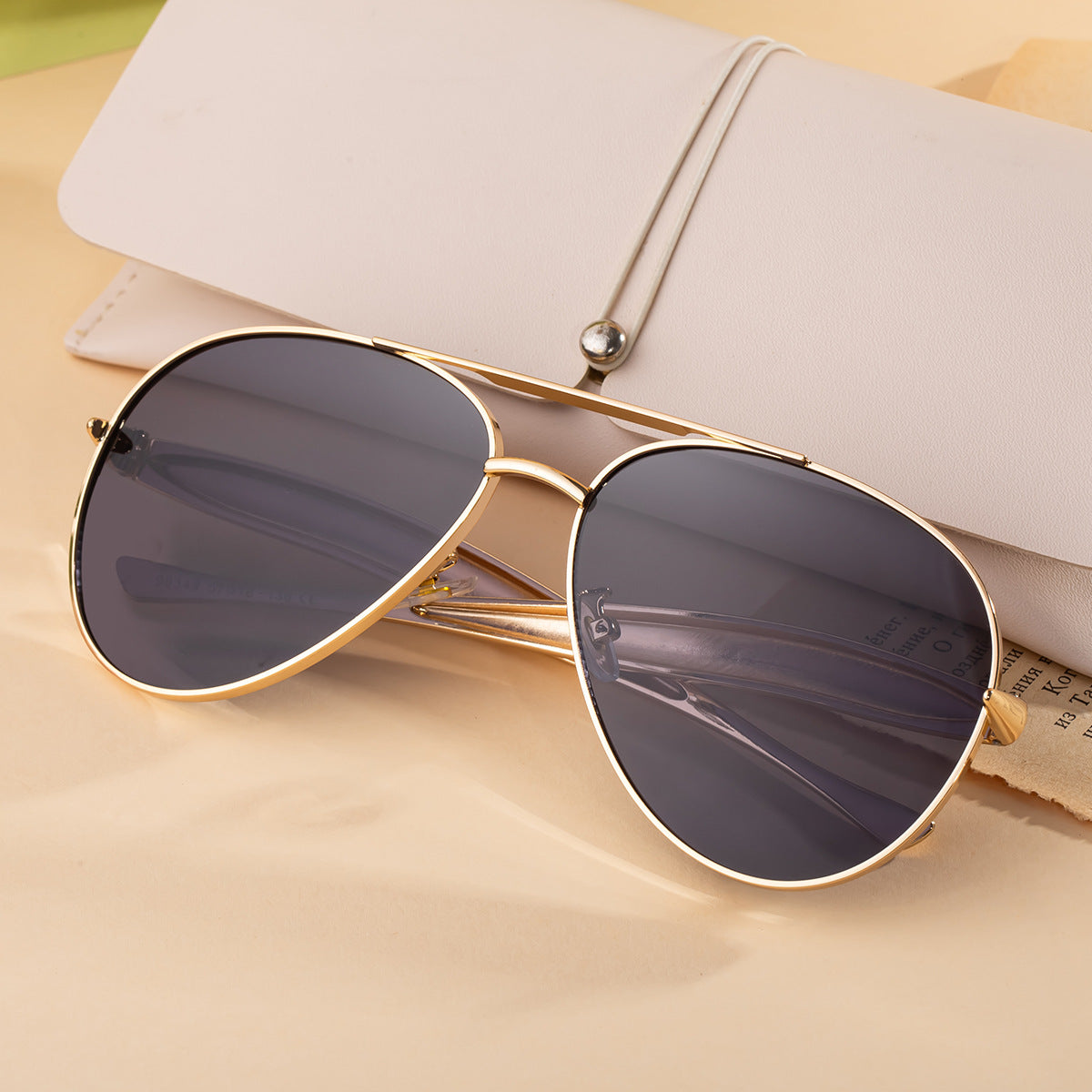 Lunettes de soleil à monture large en métal de couleur unie pour femmes
