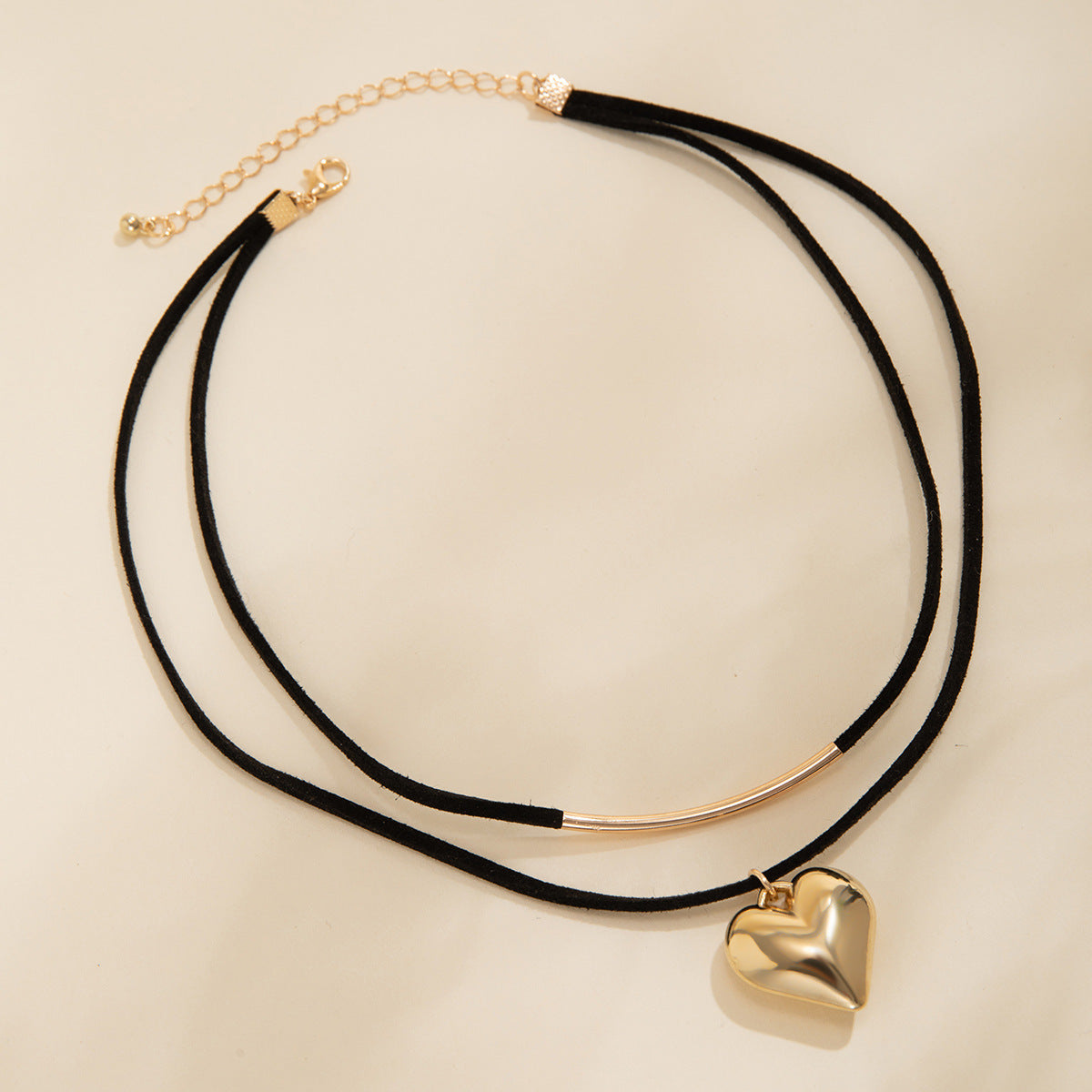 Collar sencillo de corazón de chenilla negra