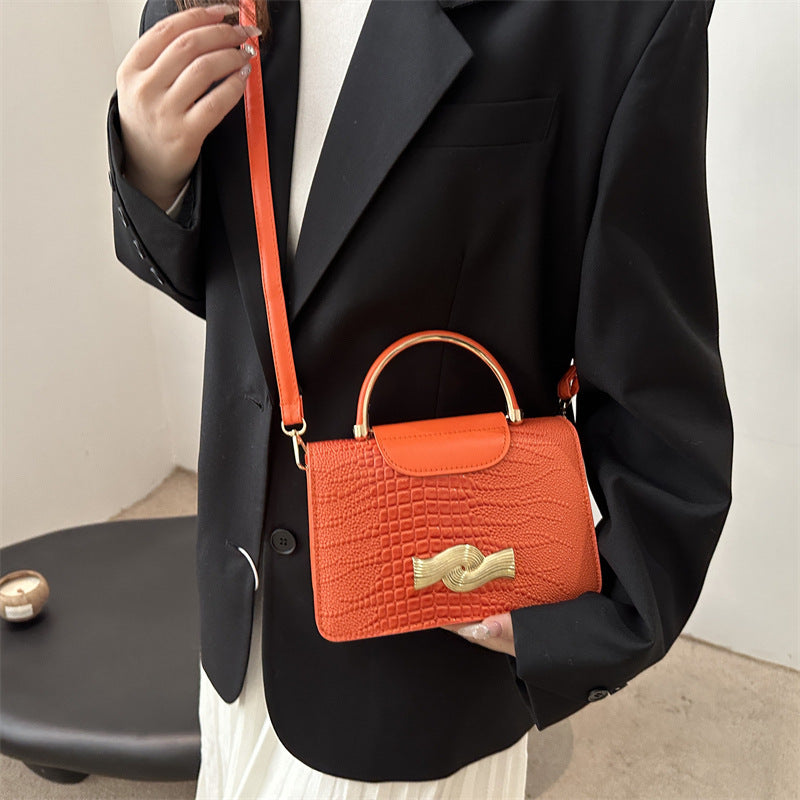 Bolso de piel de cocodrilo con hebilla de metal en color liso para mujer