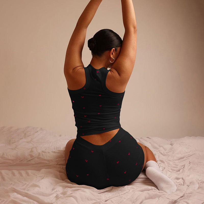 Conjunto de camiseta sin mangas con estampado de corazones y pantalones cortos tie-dye para mujer