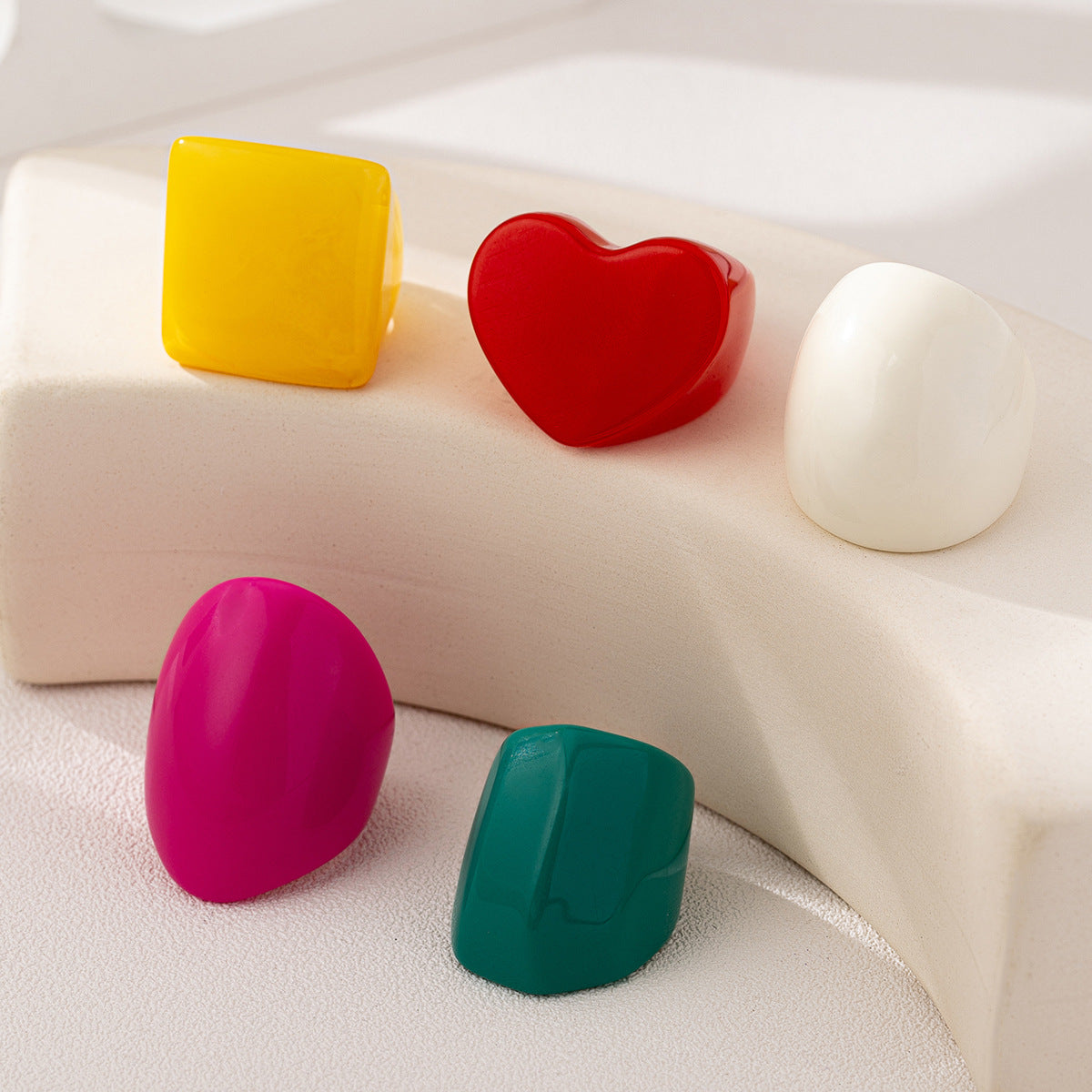 Conjunto de anillos geométricos de resina de color sólido para mujer