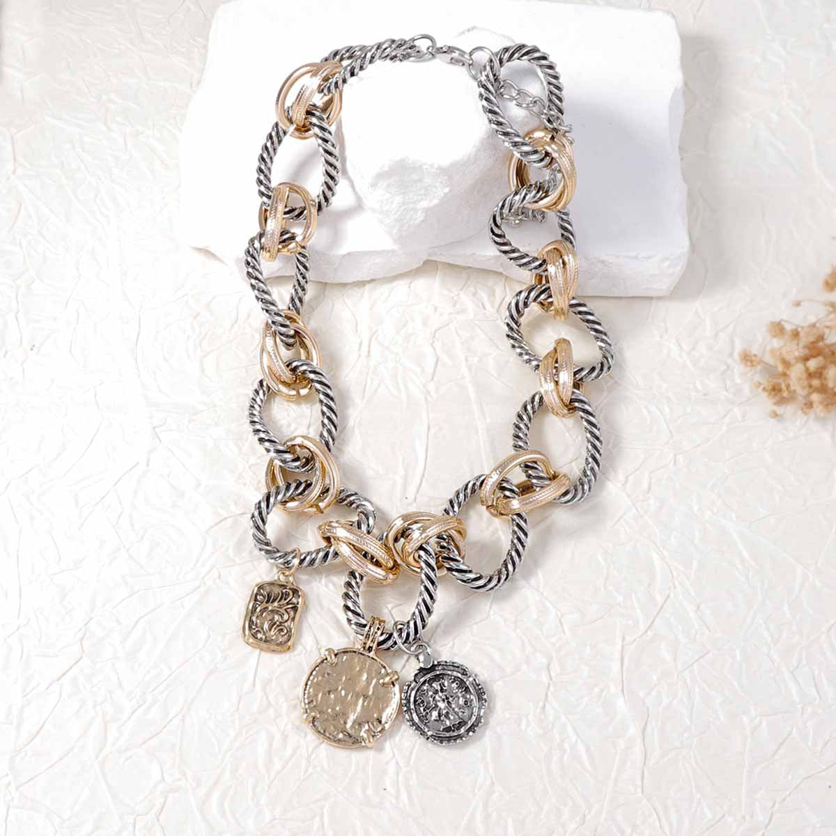 Collar con insignia de aleación y hebilla geométrica en forma de O