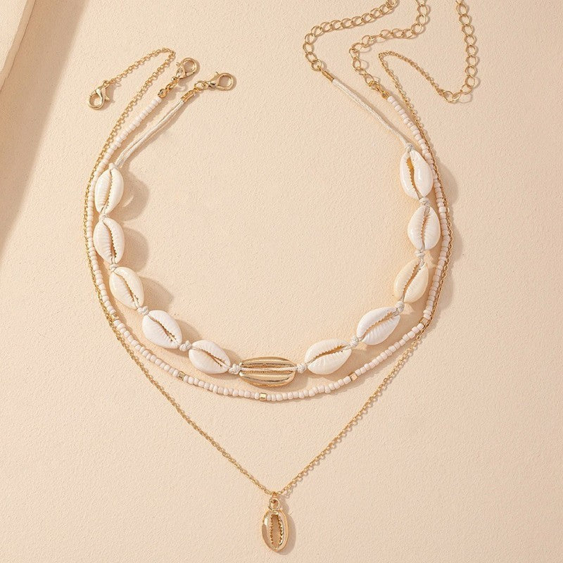 Collar bohemio multicapa con mini cuentas y conchas